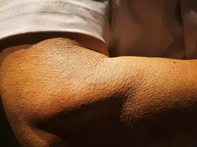 雞皮疙瘩、老年斑、皺紋、皮膚曬后顏色處理等等細節(jié)&mdash;&mdash;樹脂雕塑《站崗》