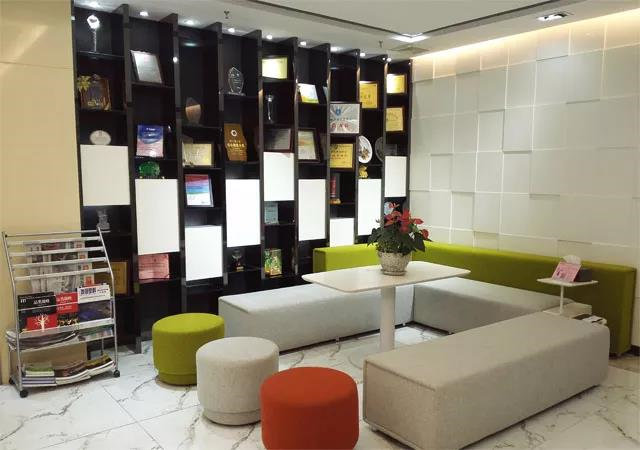 客戶不會因?yàn)槲覀兊漠a(chǎn)品感動，客戶只會因?yàn)槲覀兊膯T工而感動！