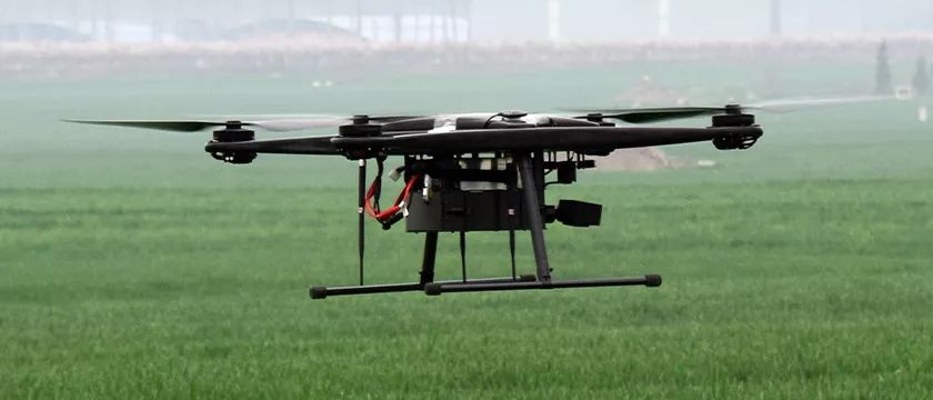 碳纖維復合材料在快遞無人機領域應用發(fā)展?jié)摿薮? /></p>
<p>&nbsp;</p>
<p>針對這些難題，除了通過優(yōu)化設計和更高品質的電池系統(tǒng)外，<strong>通過使用輕量化材料減輕無人機自重也是一個有效的解決方案</strong>。以挪恩復材為國內某無人機企業(yè)定制的無人機外殼為例，<strong>整個殼體采用<a href=