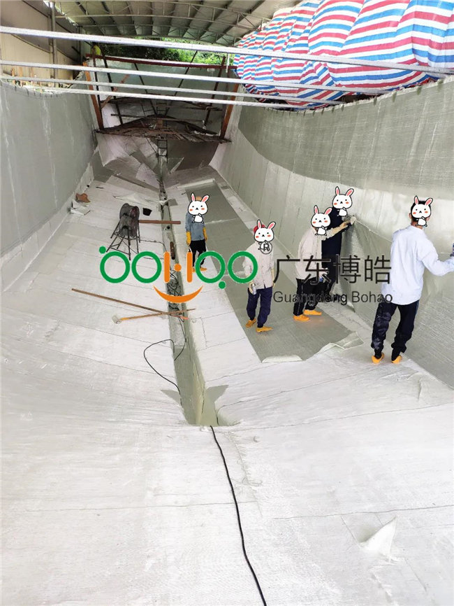 待膠衣指干后，根據(jù)需求進(jìn)行纖維增強材料鋪層