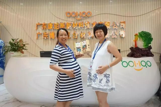 博皓家庭里銷售精英賴姐（左）和客服部黃經(jīng)理（右），兩位既是精明干練的職場女精英，同時也是熱心關(guān)愛博皓家人的優(yōu)雅媽媽